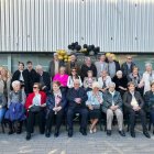 Els 24 octogenaris que van assistir a l’homenatge, a la foto de família de l’esdeveniment. - AJUNTAMENT DE LES BORGES
