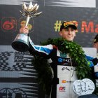 Mari Boya mostra el trofeu en el podi de Macau.