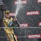 Diogo Moreira celebra el títol mundial al podi de Xest.