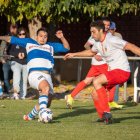 Un jugador de l’Albesa intenta arrabassar la bimba a un rival. - PAU PASCUAL PRAT