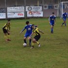 Un jugador de l’Organyà condueix la pilota davant la pressió d’un rival del Santa Coloma. - CYNTHIA SANS