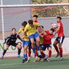 Diversos jugadors dels dos equips pugnen per arribar a la pilota. - JOAN BOVÉ