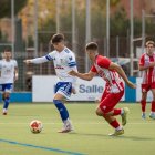 Scuri condueix una pilota davant la pressió d’un jugador del Vilassar de Mar. - JOSEP M. RIBES