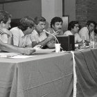 Roberto Álvarez fue su entrenador fetiche. Gausí, con su junta en la asamblea de socios previa a la temporada 1983-84. Más canteranos que nunca La temporada 83-84, con Roberto Álvarez como entrenador, fue pródiga en canteranos en el equipo: Pelegrí, Rubio, Farrero, Hernández, Cris, Puig Solsona, Palau, Elcacho, Teixidó, Carmona, Canadell, Morales y Espasa. Acabaron octavos en el Grup Nord de la Segunda División B, a tan solo nueve puntos del campeón Sabadell.