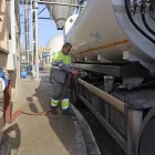 Un operari d’Ilnet carregant aigua regenerada a la depuradora. - AMADO FORROLLA