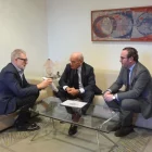 Els organitzadors de la jornada, amb l’alcalde.