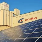 Plaques fotovoltaiques instal·lades en una fàbrica de Costa Food.