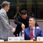 El president ucraïnès, Volodímir Zelenski, saludant el president espanyol, Pedro Sánchez, i el primer ministre belga, Bart de Wever, en la cimera de líders europeus