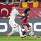 Cucurella disputa una pilota en una acció del partit. - EFE