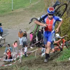 Un corredor avança amb la bicicleta carregada a l’espatlla. - CYNTHIA SANS