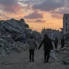 Palestins caminen entre edificis arrasats a la ciutat de Gaza. - EFE/EPA/MOHAMMED SABER