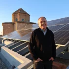 Jordi Calvís, al terrat de la seu consistorial, dotat amb plaques solars. - J.GÓMEZ