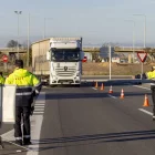 Control de trànsit ahir a la tarda a l’Ll-12 a Lleida. - JORDI ECHEVARRIA