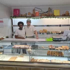 Lydia i Adrià, a la fleca Pont de Sucre del carrer Riu Ebre. - SCD