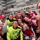 Laura Porta, a la fila superior, al costat de la portera, en un selfie de l’equip.