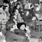 Un grup de joves de diferents edats assisteix a una reunió a Lleida el 1975. - FONS GÓMEZ VIDAL/ARXIU FOTOGRÀFIC IEI