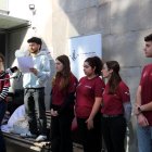 Membres del Consell de l'Estudiantat protesten davant de la facultat de Medicina.