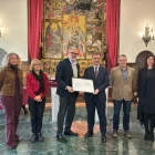 L’alcalde de Lleida, Fèlix Larrosa, va entregar ahir el decret d’adhesió al Pacte al conseller Vila. - L. B. L.