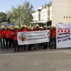 Una cinquantena de bombers voluntaris davant del Palau de Justícia de Lleida.