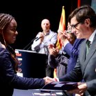 Salvador Illa lliurant un dels reconeixements.