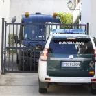 El servei funerari espera el trasllat del cos de la dona. - EFE/JORGE ZAPATA