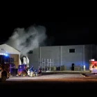 Efectius dels Bombers ahir durant les tasques d’extinció a Alcoletge. - AMADO FORROLLA