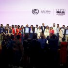 El president de la COP30, André Correa do Lago, i diversos delegats celebren l'acord final