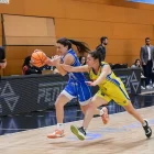 Regina Aguilar intenta avançar amb la pilota pressionada per Estebas. - AGUSTÍ PEÑA