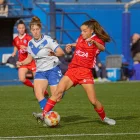 Noe Fernández prova d’avançar amb la pilota davant de la pressió de la local Serrat. - MARC DOMINGO