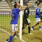 Òscar Rubio es lamenta després d’enviar al pal el possible 2-1. - ÀLEX SAMPER