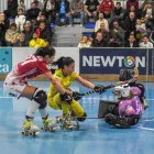 Elsa Salvanyà intenta superar Anna Ferrer, que va estar perfecta tot el partit. - CLARA LIÁÑEZ