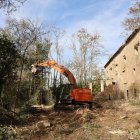 Ahir es feia la poda i el desbrossament de l’entorn del complex. - AMADO FORROLLA