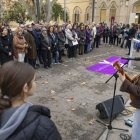 Actuació d’Olga Zoet ahir durant l’acte institucional celebrat a la plaça Víctor Siurana. - JORDI ECHEVARRIA