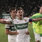 Febas, que va ser capità de l’Elx contra el Reial Madrid, celebra el seu gol, que va suposar l’1-0 d’un partit que va acabar amb empat a dos. - EFE
