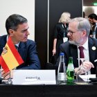Pedro Sánchez conversa amb el primer ministre txec, Petr Fiala, a la Cimera UE-Àfrica a Angola. - FREDERIC SIERAKOWSKI / EUROPEAN CO / DPA