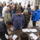 La reunió dels regants i la votació es va portar a terme en una sala de l’ajuntament dels Alamús. - JORDI ECHEVARRIA
