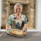 Una de les àvies que han participat al projecte Gastrosàvies mostra la seua recepta.