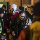 Rescatistes ucraïnesos acompanyen una dona després d’un atac rus en un edifici residencial de Kíiv. - EFE/EPA/MAXYM MARUSENKO