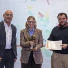 Montse i Xavier Baró van rebre el premi i el diploma de mans de Joan Carles Massot. - JORDI ECHEVARRIA