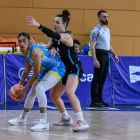 Seehia Ridard, amb la pilota durant un partit amb el Cadí. - AGUSTÍ PEÑA