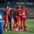 Les jugadores de l’AEM celebren un dels cinc gols amb què van batre l’Igualada. - PAU PASCUAL PRAT