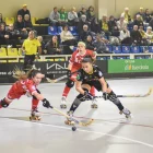 Elsa Salvanyà defineix una jugada davant l’oposició d’una rival del Bembibre. - CLARA LIÁÑEZ