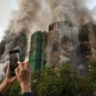 Imatge del bloc d’edificis encara en flames. - KOBE LI / ZUMA PRESS / CONTACTOPHOTO