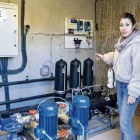 L’alcaldessa, Jennifer Nadal, mostra els tres filtres que eviten l’entrada del mol·lusc a la xarxa d’aigua. - PAU PASCUAL PRAT