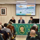 El subdelegat del Govern central, José Crespín, i el cap de la Guàrdia Civil, José Antonio Ángel, a la taula. - AMADO FORROLLA