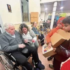 Dus mainatges en tot mostrar un des joguets a un usatgèr dera residéncia. - ARAN SALUT