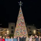 Membres de l’entitat davant l’arbre a Térmens. - A. TÉRMENS
