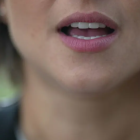 Una mujer hablando sola.