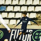 Bilal Achhiba, de l’Atlètic Lleida, busca connectar una pilota amb els seus companys, en una jugada del partit