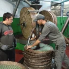 Sergi Puig, el moliner, repartint als esportons la massa de les olives d’un client. - J.M.A.